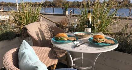 Genießen Sie einen traumhaften Blick auf die Schlei in unserer großzügigen und charmanten Ferienwohnung "Speicherheimat", die sich direkt am Kappelner Hafen im historischen Speicher befindet