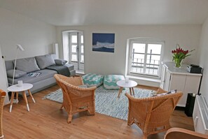 TV, books - Enjoy a fantastic view of the Schlei in our spacious and charming "Speicherheimat" vacation apartment, which is located directly on Kappeln harbor in the historic warehouse (Kappeln)