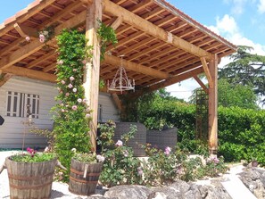 Terrace/patio - à Dassabet, a gite with garden, patio and swimming pool in rural setting (Estampes)