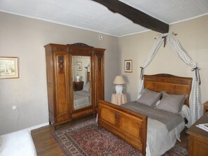 4 habitaciones, tabla de planchar con plancha y cuna de viaje 