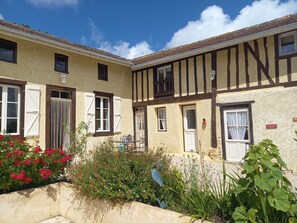 Exterior - à Dassabet, a gite with garden, patio and swimming pool in rural setting (Estampes)