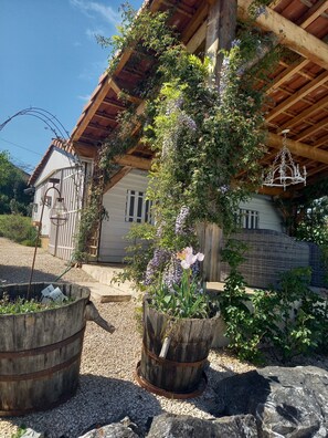 Property grounds - à Dassabet, a gite with garden, patio and swimming pool in rural setting (Estampes)