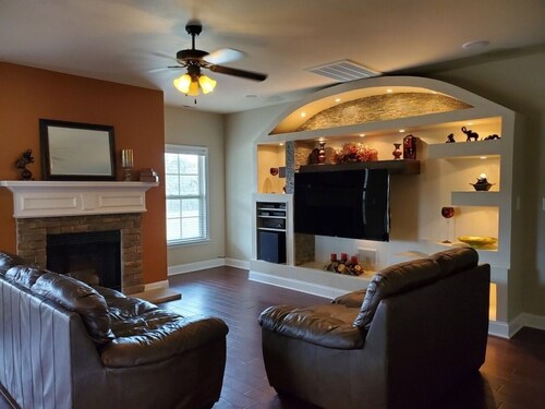 **Beautiful Luxury Executive Home minutes from Redstone Arsenal**