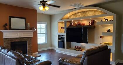 **Beautiful Luxury Executive Home minutes from Redstone Arsenal**