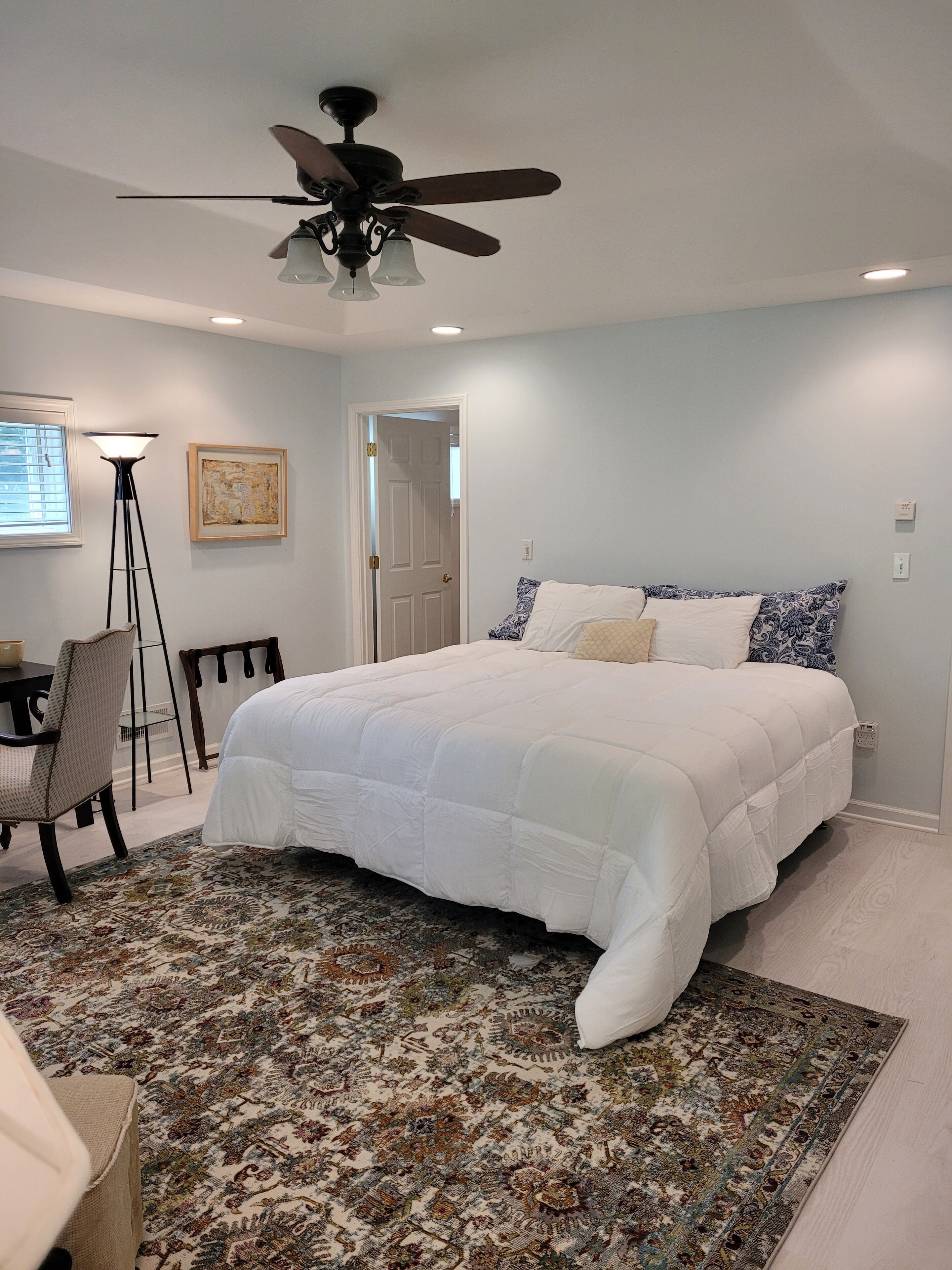 Charming lake cottage