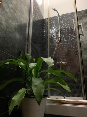Shower, hair dryer, bidet, towels - Stunning Serenity villa with a view of a rice field and dreamy sunsets (Thiranagama)