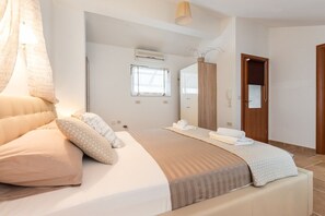 4 bedrooms, in-room safe, iron/ironing board, travel cot - Holiday home Harmony with private heated pool (Žrnovnica)