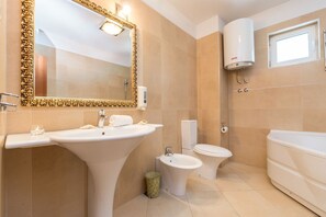 Combined shower/bathtub, jetted bath, hair dryer, bidet - Holiday home Harmony with private heated pool ( Žrnovnica)