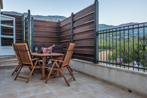 Outdoor dining - Holiday home Harmony with private heated pool (Žrnovnica)