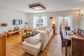 Smart TV, table tennis, stereo - Holiday home Harmony with private heated pool (Žrnovnica)