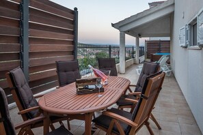 Outdoor dining - Holiday home Harmony with private heated pool (Žrnovnica)