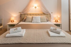4 bedrooms, in-room safe, iron/ironing board, travel crib - Holiday home Harmony with private heated pool (Žrnovnica)