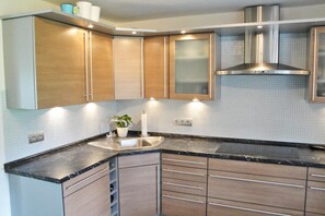 Kühlschrank, Mikrowelle, Ofen, Geschirrspüler