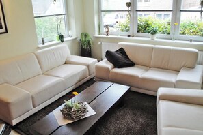 Fernseher, Videospiele, DVD-Player, Bücher