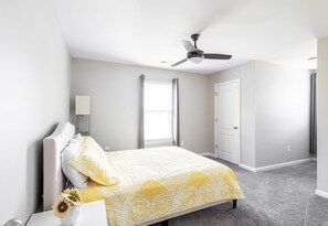 5 slaapkamers, een bureau, een strijkplank/strijkijzer, gratis wifi