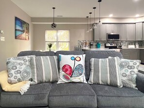 Téléviseur connecté, foyer, jouets, livres