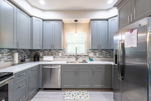 Fridge, microwave, oven, stovetop - 5 Minutes to Boo Williams Sportsplex! Family-Fun Grotto Waterfall Bethel Oasis (Hampton)