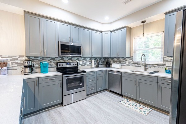 Geladeira, micro-ondas, fogão, cooktop