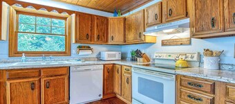 Keaton Cottage -Breathtaking Views, Spacious Charm