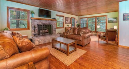 Keaton Cottage -Breathtaking Views, Spacious Charm