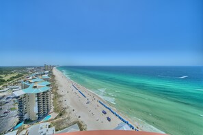 Rannalla, rantapyyhkeitä