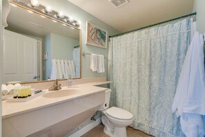 Suihkun ja ammeen yhdistelmä, hiustenkuivaaja, pyyhkeet, saippua