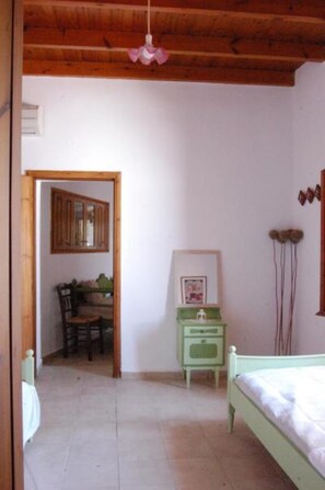 2 bedrooms, iron/ironing board, free WiFi, bed sheets