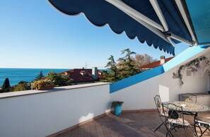 Outdoor dining - The attic of wonders (TRIESTE)