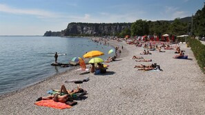 Plage, chaises longues, serviettes de plage