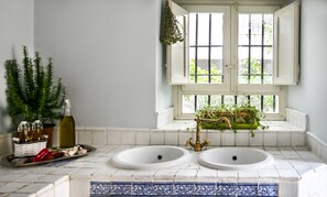 Tina, secadora de cabello, bidet, toallas 