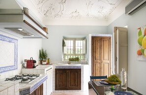 Kühlschrank, Herdplatte, Wasserkocher mit Kaffee-/Teezubehör