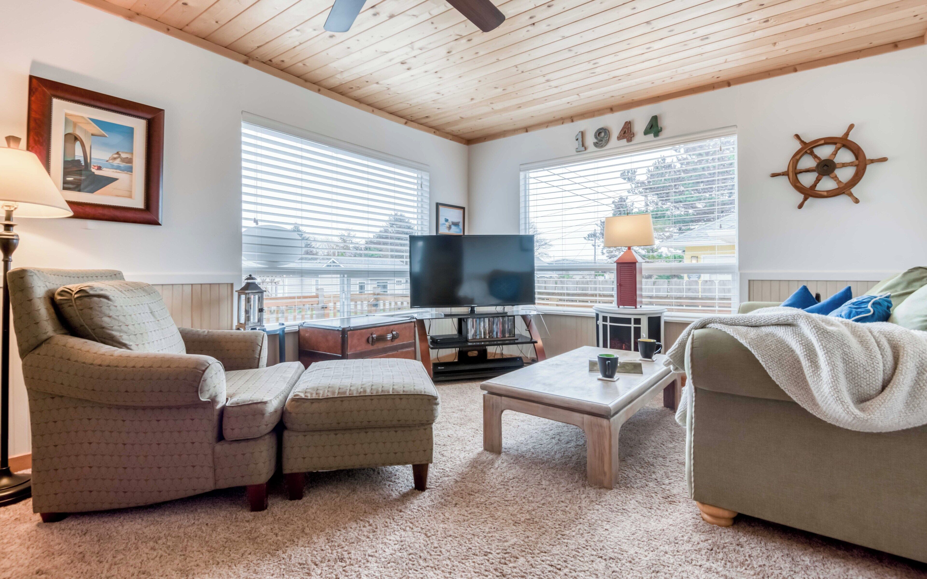 Pet Friendly Beach Cottage, 3 Blocks to the Beach, Park Nearby, Deck and BBQ