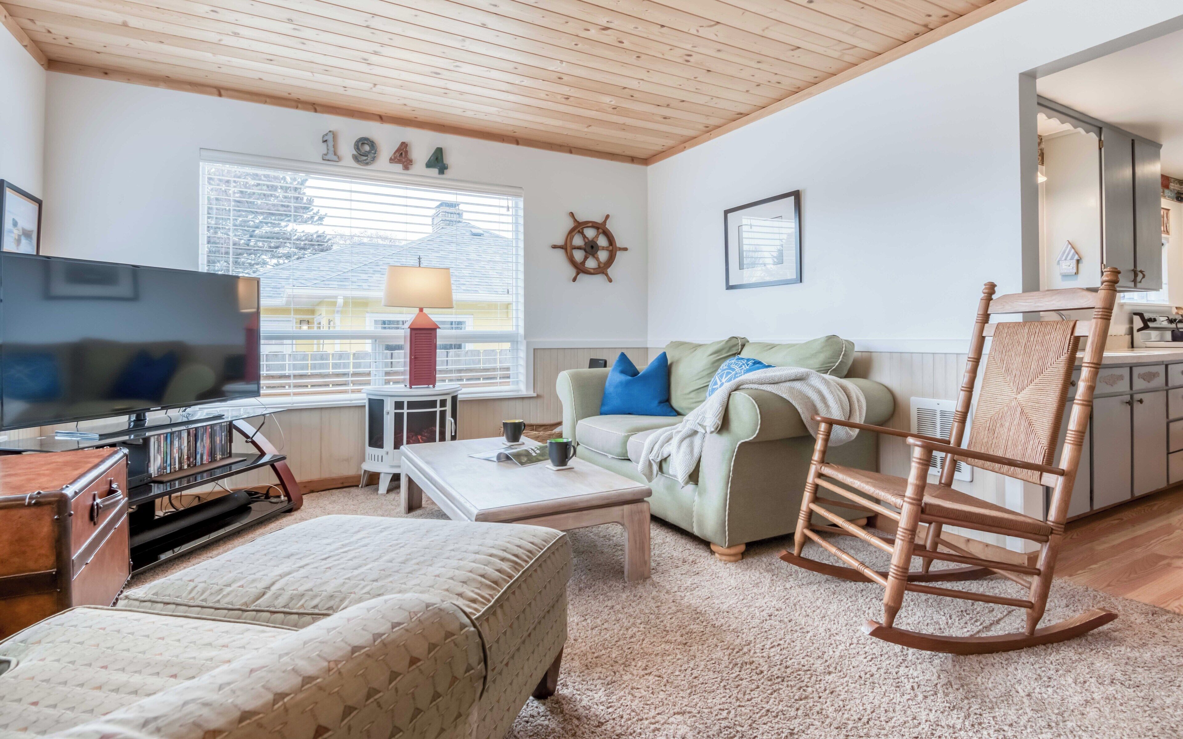 Pet Friendly Beach Cottage, 3 Blocks to the Beach, Park Nearby, Deck and BBQ