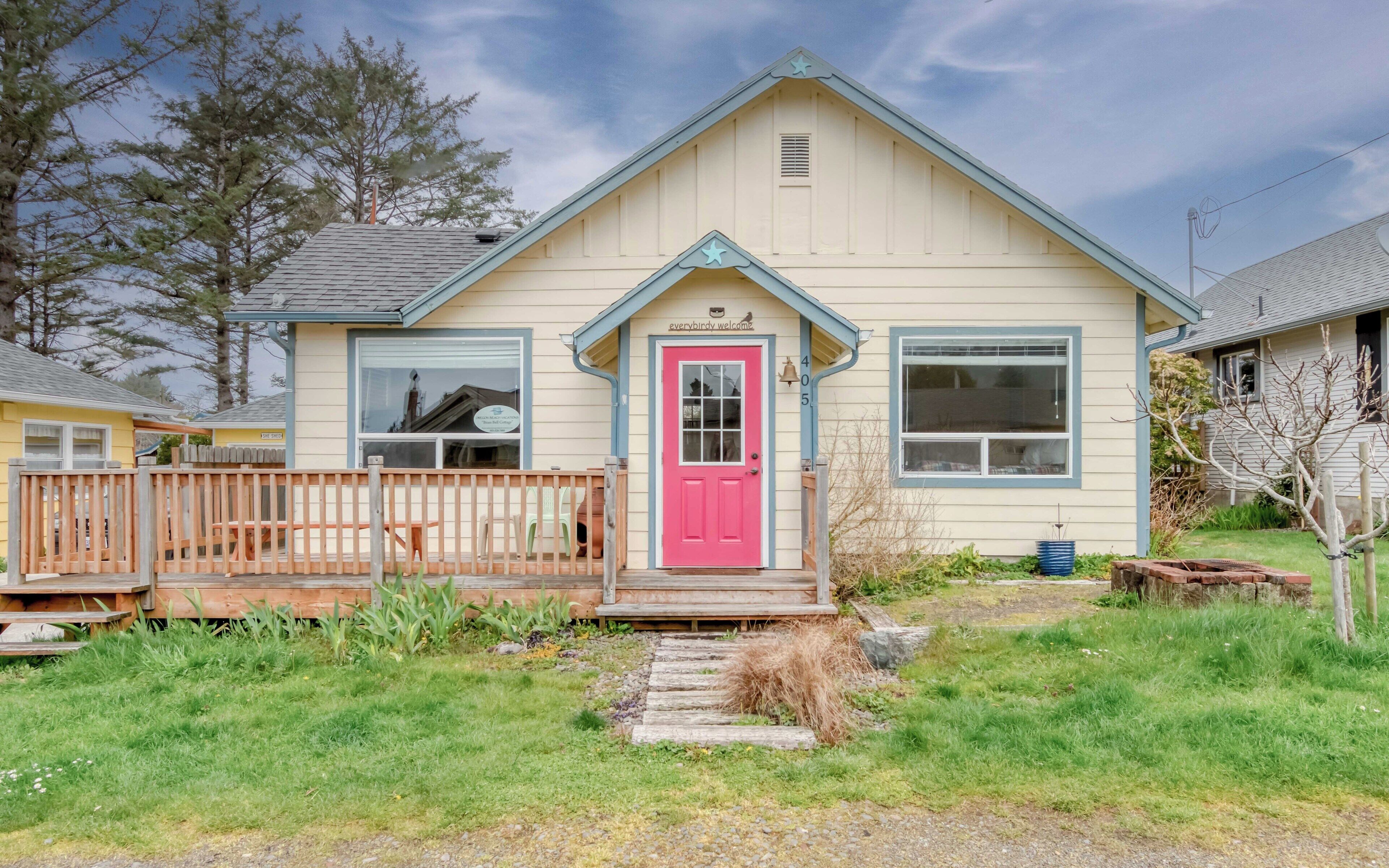 Pet Friendly Beach Cottage, 3 Blocks to the Beach, Park Nearby, Deck and BBQ