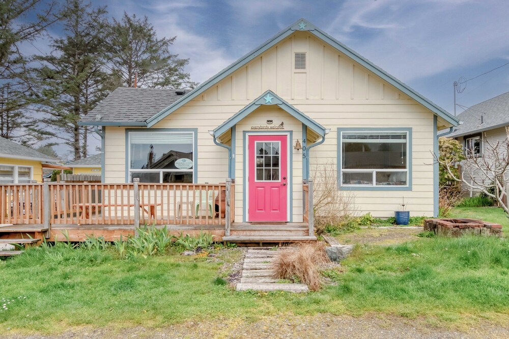 Pet Friendly Beach Cottage, 3 Blocks to the Beach, Park Nearby, Deck and BBQ
