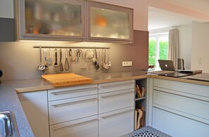 Kühlschrank, Mikrowelle, Ofen, Geschirrspüler