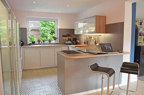 Kühlschrank, Mikrowelle, Ofen, Geschirrspüler