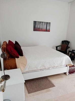 3 habitaciones, tabla de planchar con plancha, wifi y ropa de cama