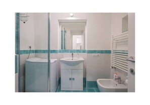 Doccia, asciugacapelli, bidet, asciugamani