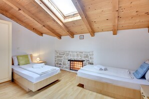 5 quartos, escrivaninha, Wi-Fi de cortesia, roupa de cama