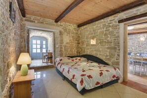 5 bedrooms, desk, free WiFi, bed sheets - Stone villa where pets are welcome and with private pool (Sveti Lovrec)