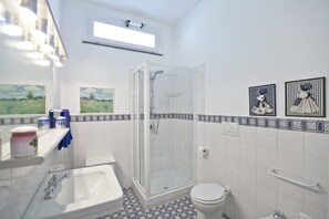 Bañera, secador de pelo, toallas
