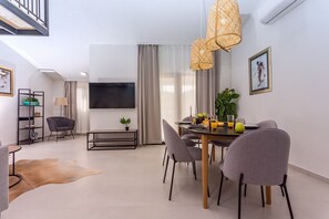 Dining - Villa Remusic, Pool, whirlpool, Sauna,6 bedrooms, amazing landscape (Smolonje)