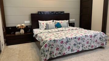 2 bedrooms, iron/ironing board, free WiFi, bed sheets