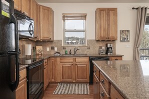Enjoy cooking in this well-equipped kitchen with an oven and dishwasher.