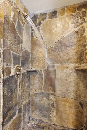 Ensemble baignoire-douche, serviettes fournies, papier de toilette