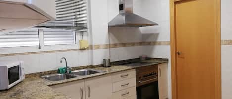 Refrigerador, microondas, horno y parrilla de estufa