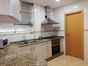 Frigorífico, microondas, horno y placa de cocina