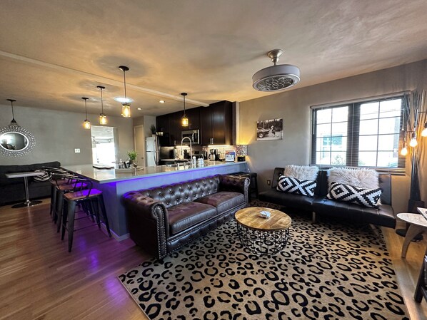 Smart TV, fireplace