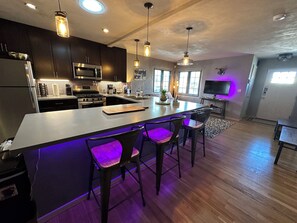 Fridge, microwave, oven, stovetop - Private house in a safe area, close to Nob Hill, UNM, Airport, Netflix, and KAFB (Albuquerque)